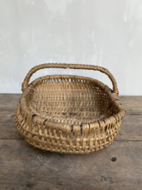 OV20110790 Old French hand woven harvest basket in used, but still beautiful condition! Size: +/- 41.5 cm. long / 15 cm. high (to handle) / +/- 30 cm. wide