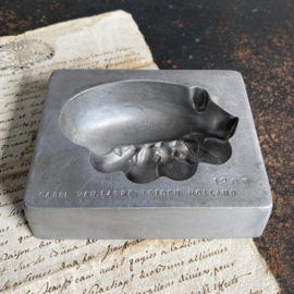 OV 20110722 Old marzipan mold sow with piglets by the famous chocolatier Carel van Laere Leiden no. 1205 in beautiful condition! Size: 11 cm. long / 8.5 cm. wide / 3 cm. high