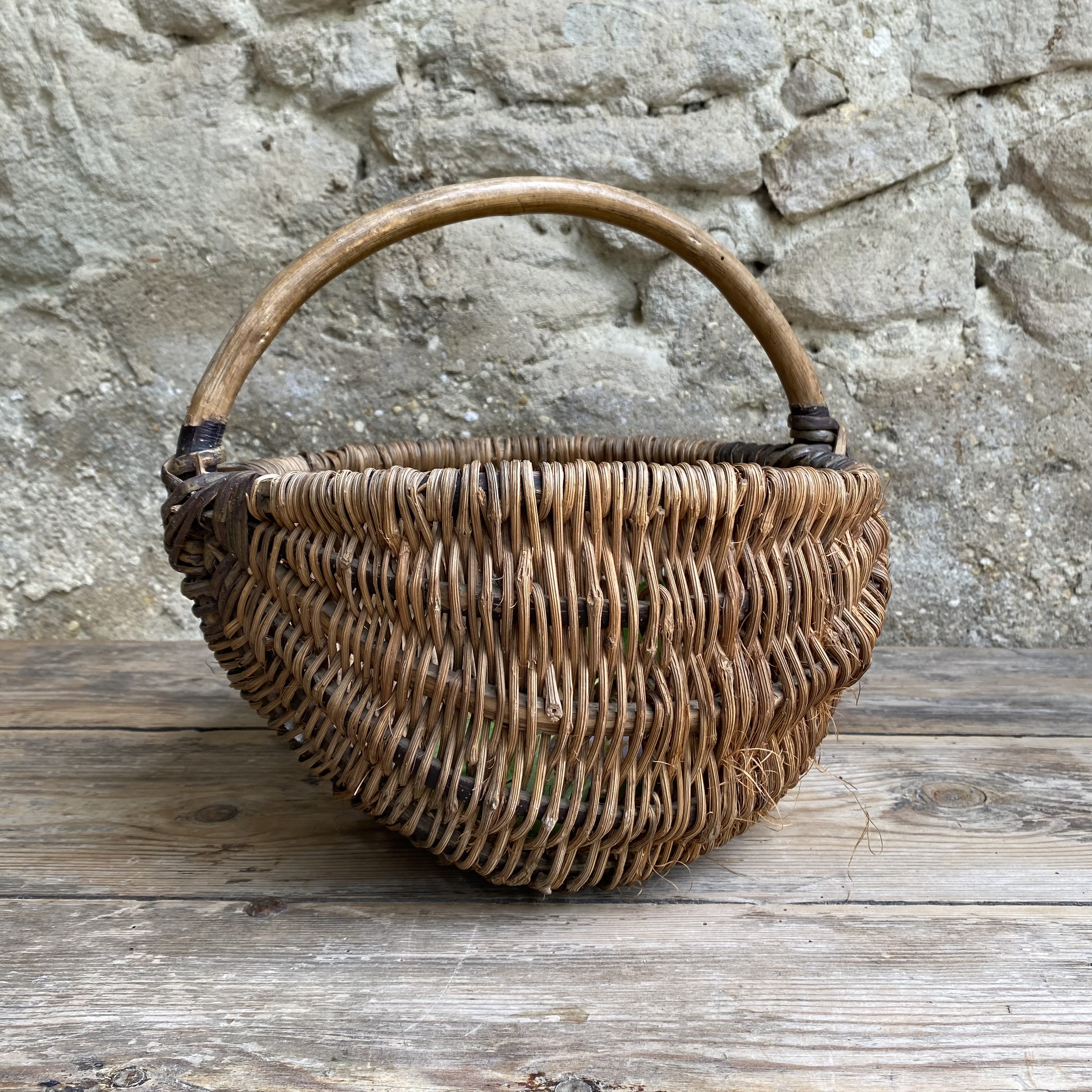 BU20110180 Old French harvest basket, probably made of woven chestnut wood, in beautiful condition! Size: 16 cm high (to the handle) / 28 cm cross section