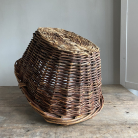 BU20110151 Old French rustic basket with handle made of thick woven willow in beautiful condition! Size: 28.5 cm high (to handle) / 55 cm long / 37 cm cross section.