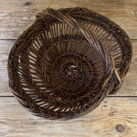 BU20110174 Oud Frans oogstmandje op traditionele wijze gevlochten van wilgenteen in prachtige staat! Afmeting: 32 cm lang /  24,5 cm breed / 13,5 cm hoog (tot het hengsel)