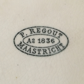 AW20110846 Antieke serveerschaal met originele deksel stempel - P.Regout 1836 Maastricht - periode:1879-1886 -.De deksel mist een minimale chip (foto 6) verder in prachtige licht beboterde staat! Afmeting  28 cm.lang/26 cm. diep /13 cm. hoog (t/m greep)