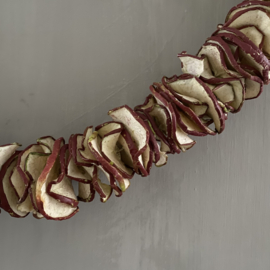 OV20110803 Landelijke guirlande  van gedroogde appelschijfjes, zacht geurend en blijft mooi, ook na Kerst... Afmeting: +/- 65 cm. lang.