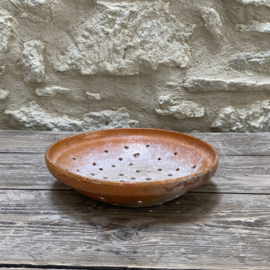 AW20111299 Old French original cheese draining sieve in beautiful weathered condition, also lovely for so much more...like tomatoes.. Size: 24 cm cross section / 6 cm high