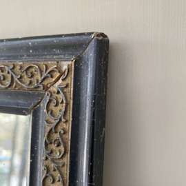 OV20110829 Oud Frans spiegeltje met sobere decoratie op houten lijst. Prachtig verweerd...Afmeting: 40 cm. hoog / 43,5 cm. breed / 1,5 cm. dik