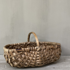 BU20110099 Old French woven harvest basket in weathered, but beautiful condition! Size: 35 cm long / 11,5 cm. high (to handle) / 22 cm. cross section