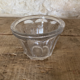 OV20111071 Old French confiture jar made of mouth-blown glass. Capacity: 500 grams. In beautiful condition! Size: 8 cm high / 11.5 cm cross section.