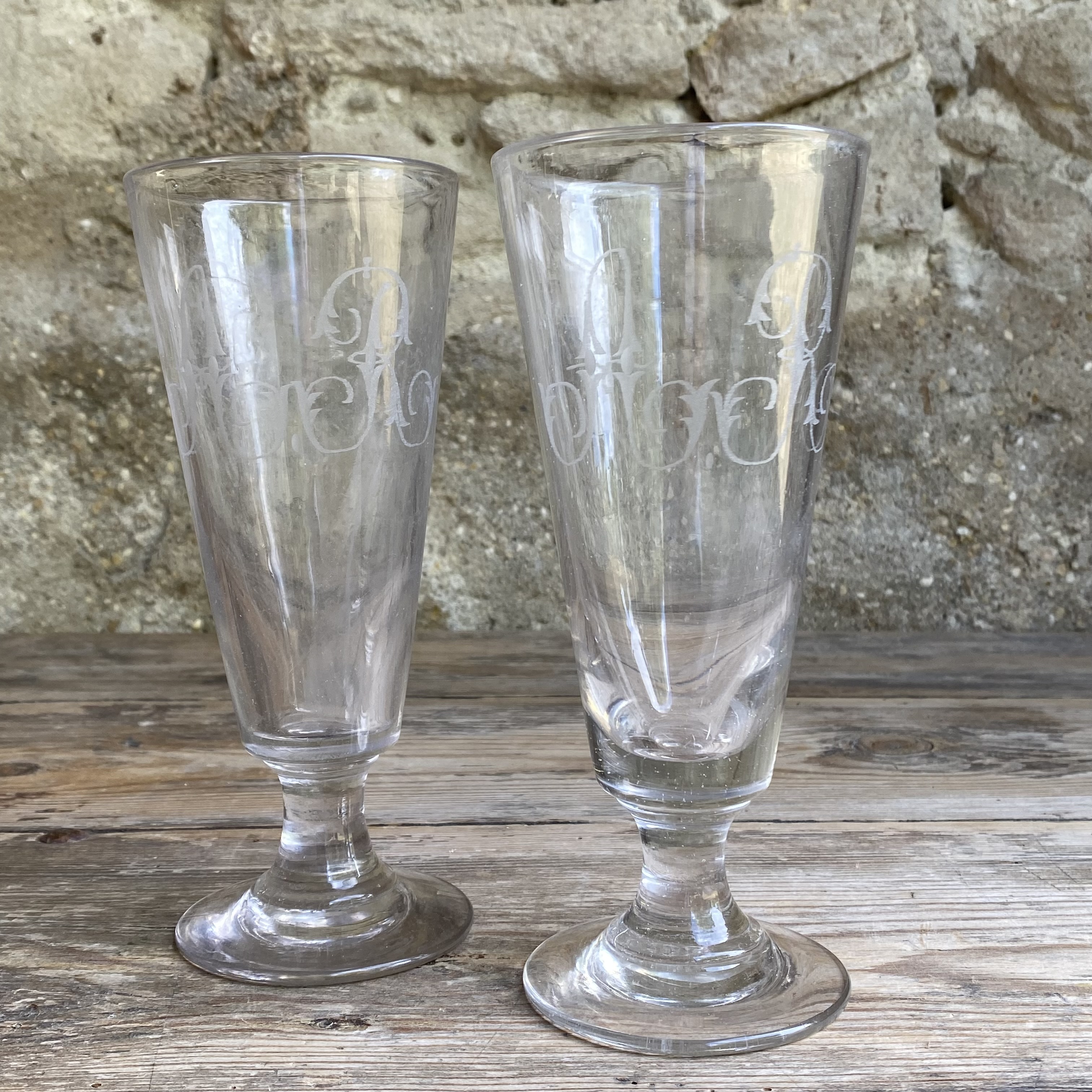 OV20111068 Set van 2 antieke hoge Franse glazen van mond geblazen glas met prachtig monogram - A. R - . Iets verweerd glas, maar verder in prachtige staat! Afmeting: 20 cm hoog /  8,5 cm doorsnede
