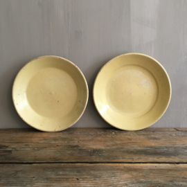 AW20110708 Set of 2 old French plates in soft yellow in beautiful condition! Size: 18 cm. diameter / 2.5 cm. high.