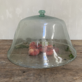 BU20110101 Large antique southern French vegetable garden cloche of mouth-blown glass and still intact handle, period: 19th century in beautiful condition! Size: 50.5 cm. cross section / 30 cm. high. Pick up in store only, shipping not possible!