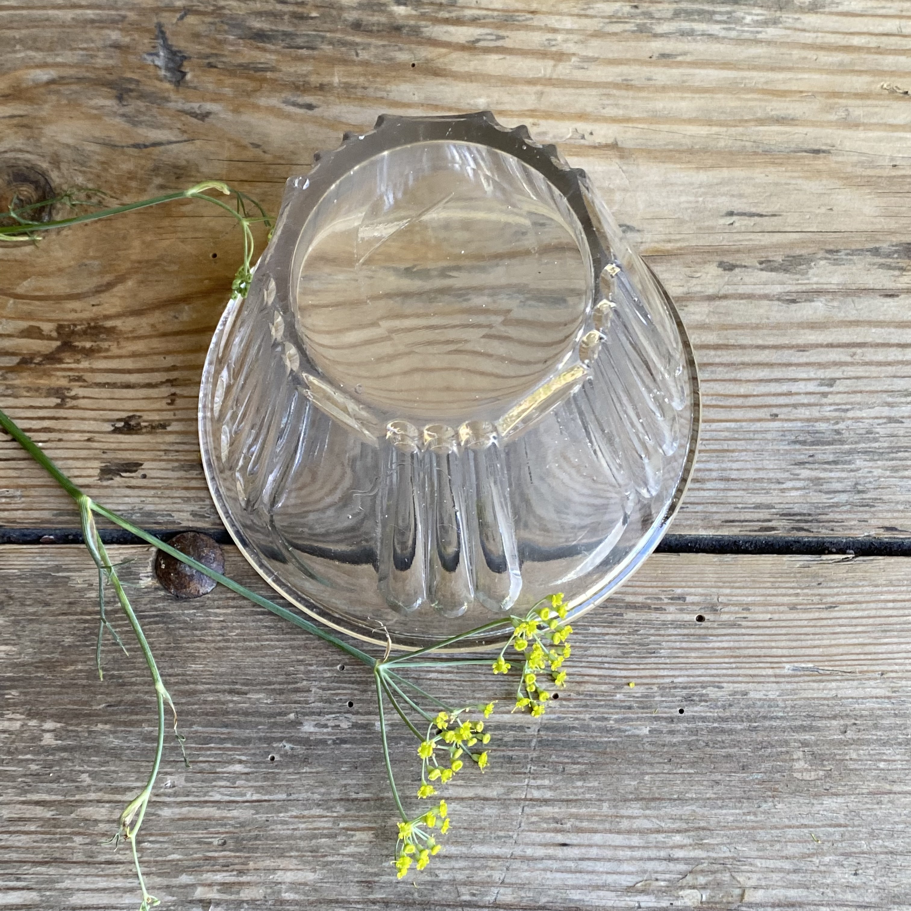 OV20111067 Antique French confiture jar made of mouth-blown glass in beautiful condition! Size: 8 cm high / 11.5 cm cross section