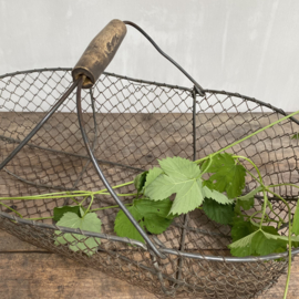 BU20110103 Old French wire oyster basket with wooden handle. Has a small break on the edge (see photo 9), otherwise in beautiful condition! Size: 16 cm. high / 54 cm. long / 31 cm. cross section