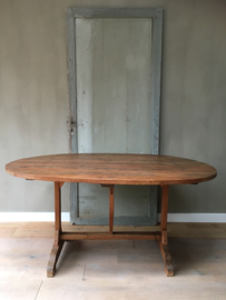 OV20110543 Antieke Franse vendange tafel. Werd traditioneel gebruikt voor  nuttigen van de maaltijd om de druivenoogst te vieren. In prachtige staat! Afmeting: 72,5 cm. hoog / 1. 49 mtr lang / 99 cm. doorsnede. Alleen ophalen of bezorgen tegen vergoeding.