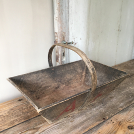 OV20110523 Old French wooden grape picking basket in beautiful condition! Dimensions: 14 cm. high / 48 cm. long / 30.5 wide.