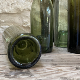 OV20111115 Set van 6 antieke wijnflessen van mondgeblazen glas in verschillende prachtige tinten groen met de zogenaamde "geest in de fles bodem"  in prachtige staat! Afmeting: grootste fles 31 cm hoog / kleinste fles 25,5 cm hoog