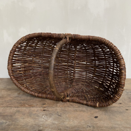 BU20110110 Old French willow wicker harvest basket in beautiful condition! Size: 55 cm. long / 17 cm. high (up to handle, runs up both sides) / 32 cm. wide