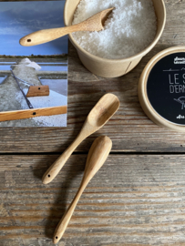 Salt scoop from the French island of Île de Ré, made of handmade acacia wood. Perfect with the Fleur de Sel salt. Size: 12 cm. long / 2 cm wide (scoop)