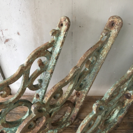 OV20110365 Set of 5 old French cast iron roof support ornaments from a conservatory from the Victorian era, beautiful weathered green patina. Size: 60 cm. long / 4 cm. thick / inclined sides: 35 cm. Pickup only.