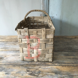 OV20110540 Old French harvest basket in beautiful condition! Dimensions: 50.5 cm. long / 23.5 cm. high / 24 cm. wide.