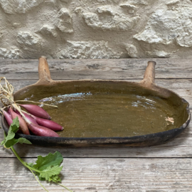 AW20111319 Antique French oven dish in a unique color. In beautiful condition except for a chip on the rim (see photo)! Period: 19th century. Size: 53 cm long / 5.5 cm high / 27 cm cross section.