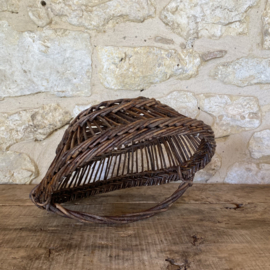 BU20110183 Klein oud Frans oogstmandje van traditioneel gevlochten wilgenteen in mooi vergrijsde staat! Afmeting: 35,5 cm lang /  13,5 cm hoog /  27 cm doorsnede