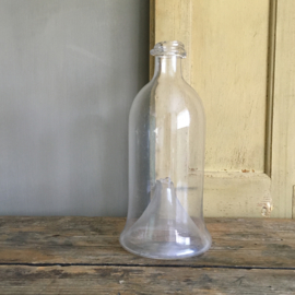 OV20110663 19de eeuwse Franse visfuik van mondgeblazen glas in mooie staat!  Afmeting: 26,5 cm. hoog / 12,5 cm. doorsnede.