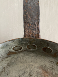 OV20110948 Antieke Franse zwaar uitgevoerde koperen pan met hand gesmeed handvat en klinknagels in prachtig verweerde staat! Afmeting:  23 cm doorsnede / 6,5 cm hoog / lengte: handvat: 20 cm