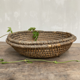 OV20110830 Antique French harvest basket made of woven reed in weathered, but still beautiful condition! Size: +/- 45 cm. cross section / +/- 14 cm. high.