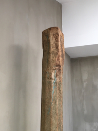 OV20110359 Antieke hardhouten pilaar van een tempel mooi uitgewerkt in verweerd groen patine (land voor oorsprong: Oezbekistan) aangekocht bij een antiquair in Lourmarin Z-Frankrijk. In prachtige staat. Afm: 2.26 mtr. hoog/16 cm. breed. Alleen ophalen.