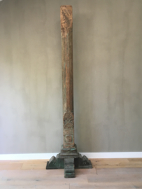 OV20110359 Antique hardwood pillar of a temple nicely finished in weathered green patine (country for origin: Uzbekistan) purchased from an antique dealer in Lourmarin S-France. In beautiful condition. Dimensions: 2.26 m. high / 16 cm. wide. Pickup only.