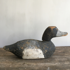 OV20110600 Antique wooden French decoy duck in weathered gray tones and in beautiful condition! Size: 32 cm. long / 16 cm. high.