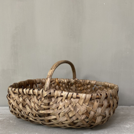 BU20110099 Old French woven harvest basket in weathered, but beautiful condition! Size: 35 cm long / 11,5 cm. high (to handle) / 22 cm. cross section