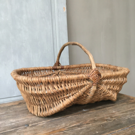 OV20110650 Old French willow wicker picking basket in beautiful condition! Size: 55 cm. long / 18 cm. high (up to handle) / 34 cm. cross section