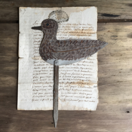 OV20110608 Antiek Italiaanse handbeschilderde lokvogel van metaal periode: eind 19de eeuws in prachtige kleuren en staat! Afmeting: 11,5 cm. hoog (excl. steker) / 18.5 cm. breed