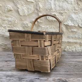 BU20110107 Large old French woven chestnut harvest basket in beautiful condition! Size: 53 cm. long / 23 cm. high (to the handle) / 27 cm. wide