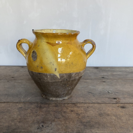 AW20111056 Small antique French confit pot in Provencal yellow with a touch of green period: 19th century in beautiful condition! Size: 20 cm high / 13.5 cm cross section.