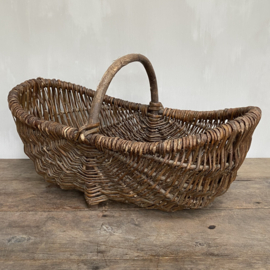 OV20110794 Large old French picking basket in beautifully weathered condition! Size: 60 cm. long / 20 cm. high (to handle) / 35 cm. wide.