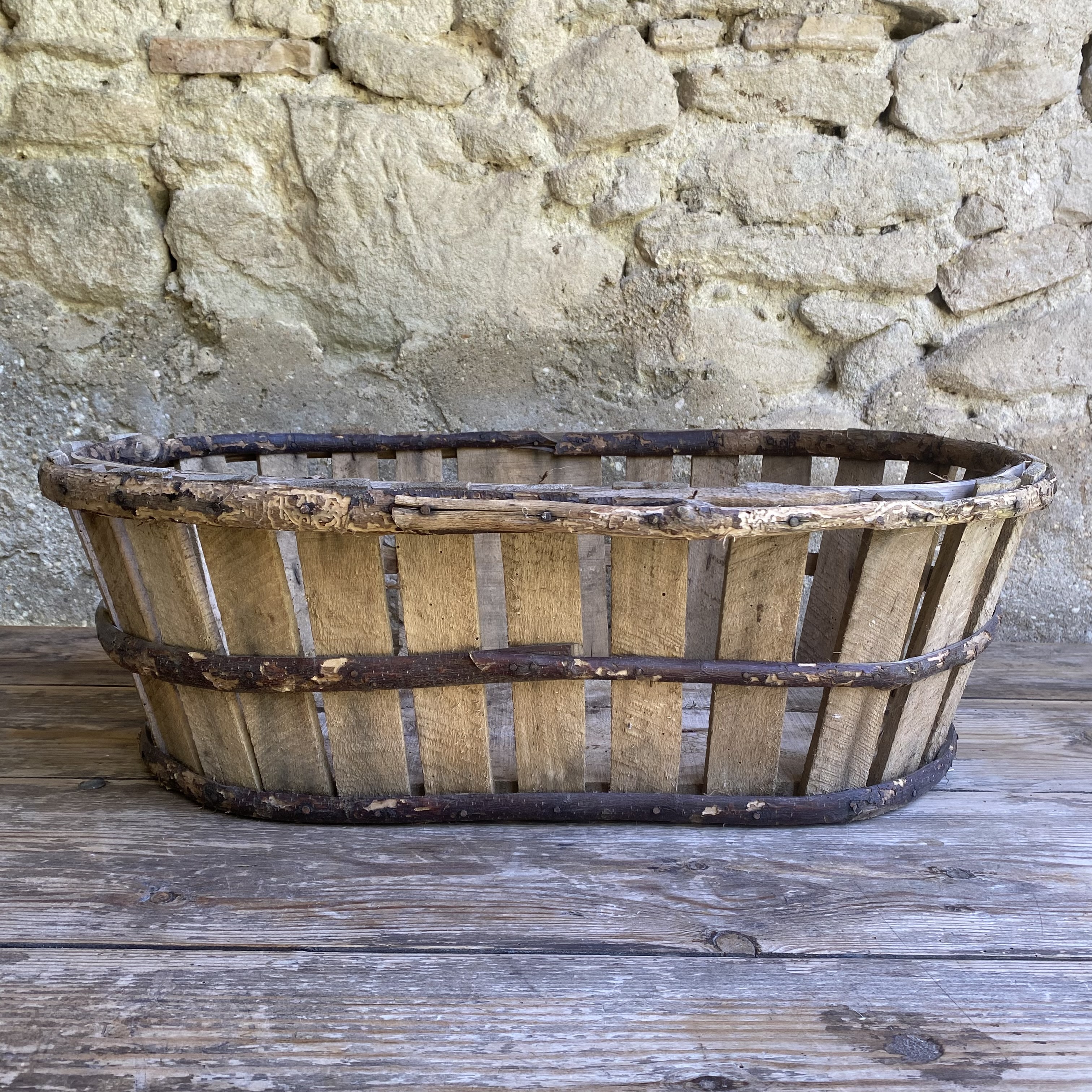 BU20110176 Oude Franse druivenoogst mand van kastanjehout in prachtige staat! Afmeting: 62 cm lang / 20 cm hoog / 41,5 cm breed