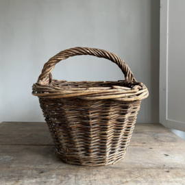 BU20110151 Old French rustic basket with handle made of thick woven willow in beautiful condition! Size: 28.5 cm high (to handle) / 55 cm long / 37 cm cross section.
