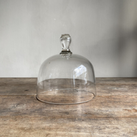 OV20110988 Antieke Franse stolp van mond geblazen glas met sober uitgewerkte greep. In perfecte staat! Afmeting: +/- 23,5 cm hoog (t/m de greep) /  22 cm doorsnede