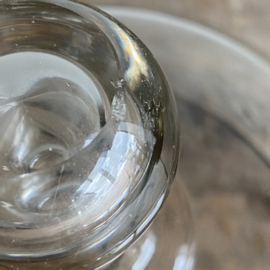 OV20110995 Antieke Franse stolp van  mond geblazen glas met sobere greep. Minimaal chipje op de greep (zie laatste foto) verder in perfecte staat! Afmeting: 20,5 cm hoog (t/m de greep) /  19 cm doorsnede.