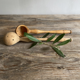 OV20110957 Set of 2 old wooden French olive spoons in beautiful condition! Size: 20 cm long / 3.5 cm cross section.