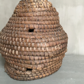 OV20110694 Old beehive of woven reed in beautiful condition! Size: 40 cm. high / 36 cm. cross section