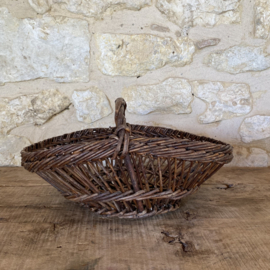 BU20110183 Klein oud Frans oogstmandje van traditioneel gevlochten wilgenteen in mooi vergrijsde staat! Afmeting: 35,5 cm lang /  13,5 cm hoog /  27 cm doorsnede