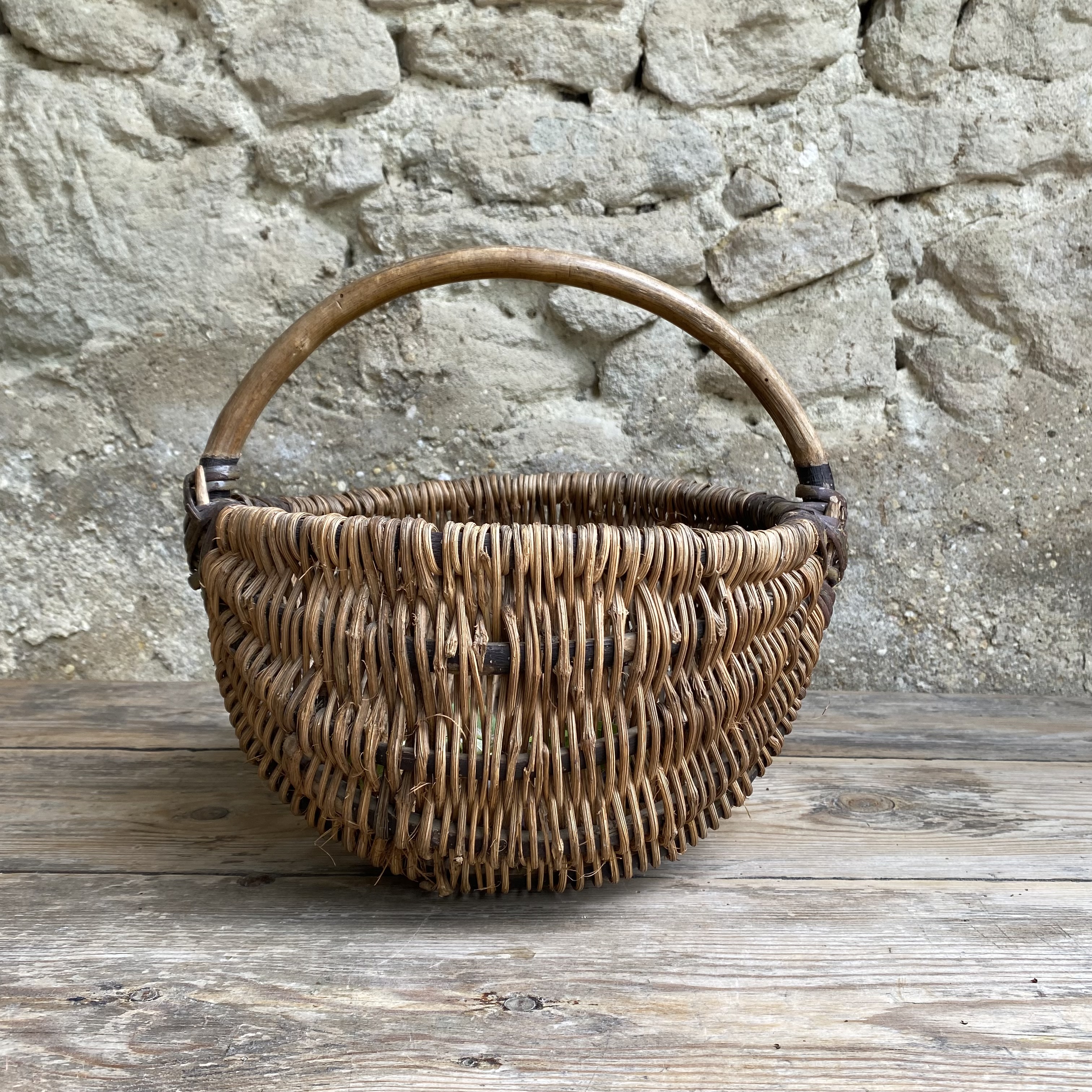 BU20110180 Old French harvest basket, probably made of woven chestnut wood, in beautiful condition! Size: 16 cm high (to the handle) / 28 cm cross section