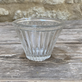 OV20111117 Antieke Franse confiturepot van mondgeblazen glas. Minimaal zichtbaar chipje  op de rand (zie detail foto) verder in prachtige staat! Afmeting: 8 cm hoog /  11 cm doorsnede