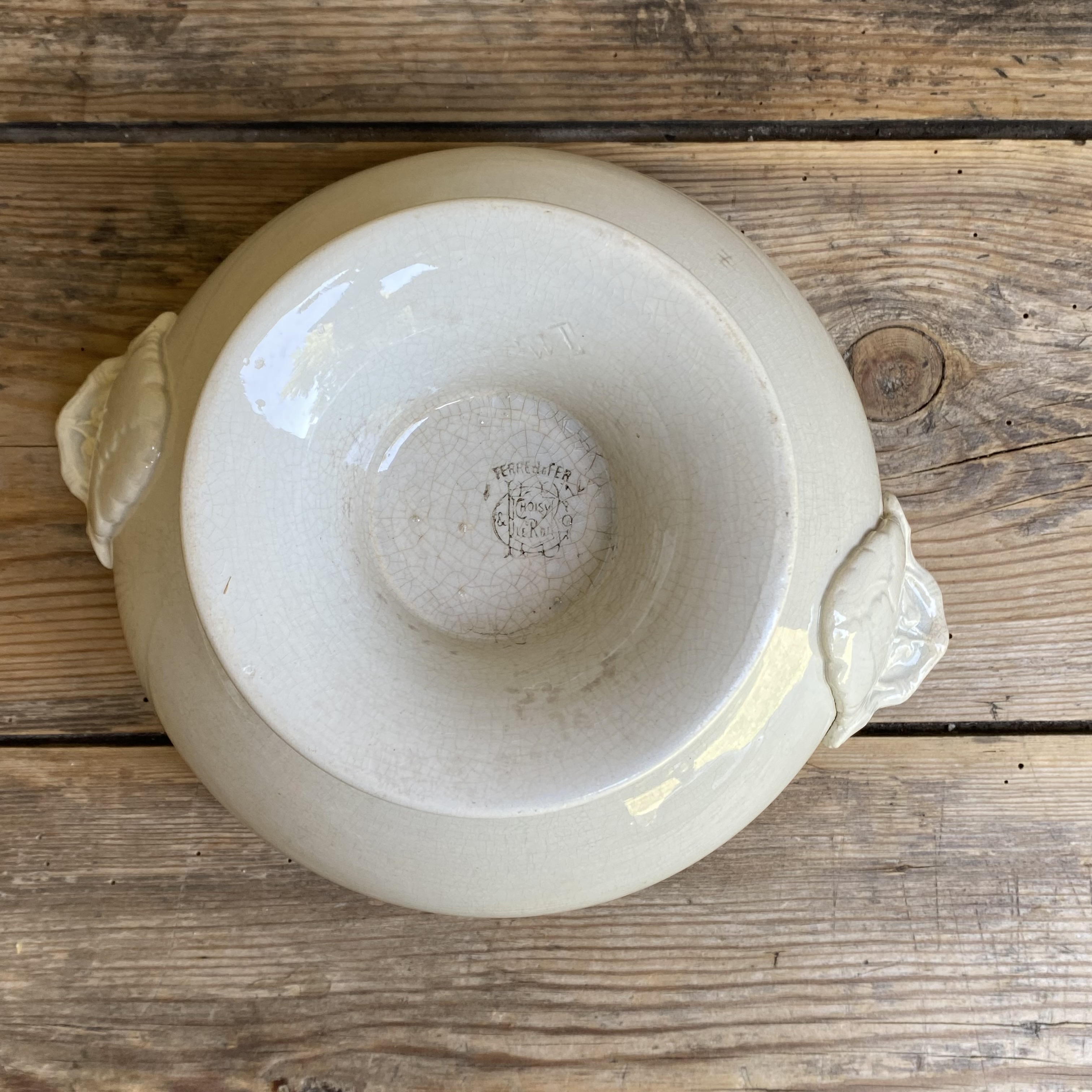 AW20111227 Antique French terrine, slightly stained with matching lid stamp - Choisy le Roy Hte Boulenger & Cie from 1878 in beautiful condition! Size: 16 cm high (to the lid) / 25 cm including the lid / 20 cm cross section