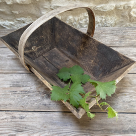BU20110201 Old French wooden grape harvest basket in beautiful condition! Size: 48.5 cm long / 14 cm high (to handle) / 29 cm high (including handle) / 29.5 cm cross section