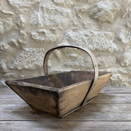 BU20110201 Old French wooden grape harvest basket in beautiful condition! Size: 48.5 cm long / 14 cm high (to handle) / 29 cm high (including handle) / 29.5 cm cross section