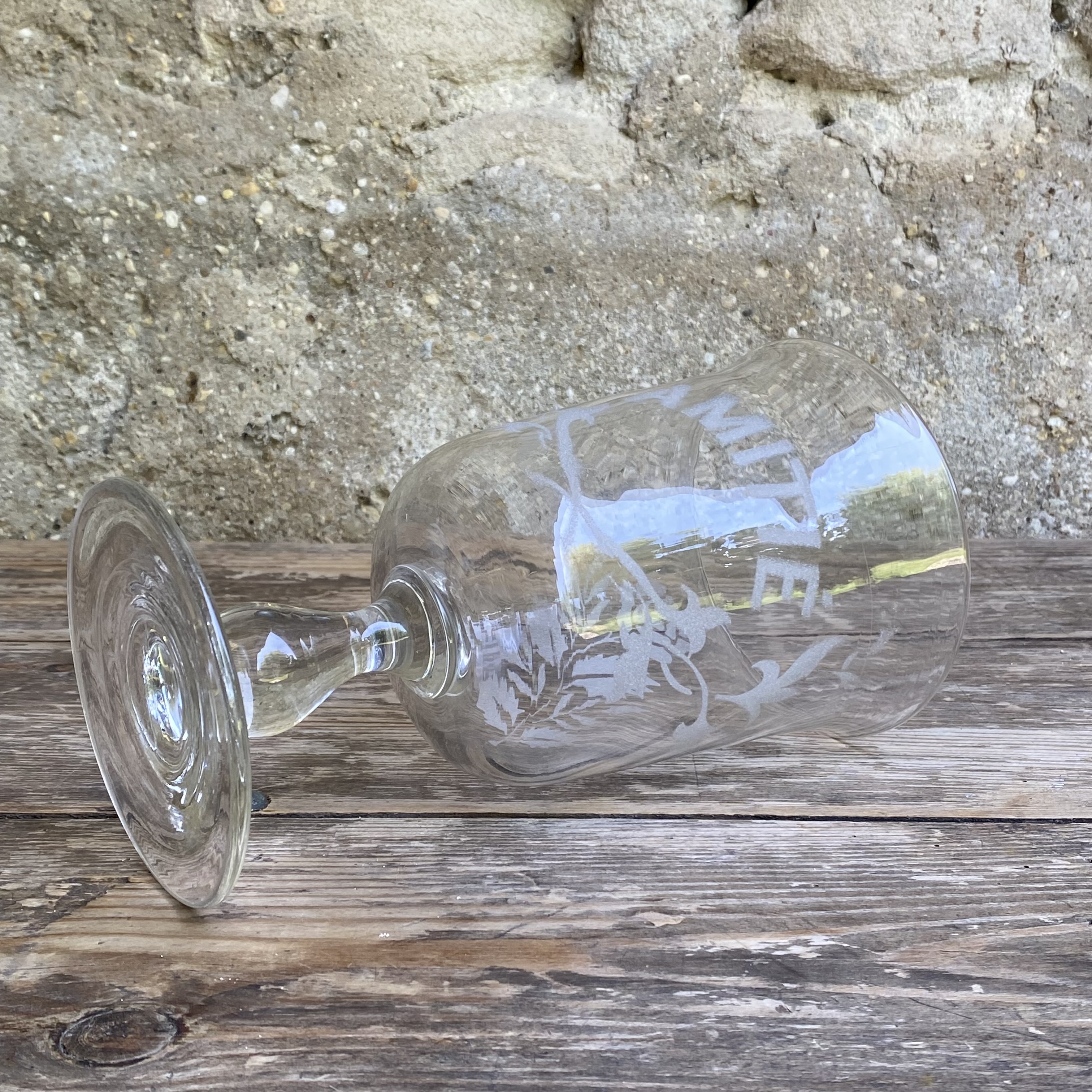 OV20111063 Groot antiek Frans Amité gelegenheidsglas van mond geblazen glas periode: 19de eeuw. In perfecte staat! Afmeting: 22,5 cm hoog / 13 cm doorsnede